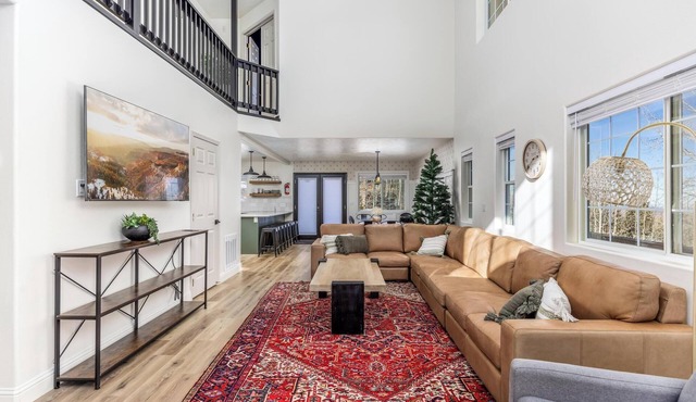Ski in/Ski out cabin. 5 bedrooms. 4 king beds. Bunk room. Fast WiFi. Sleeps 25+