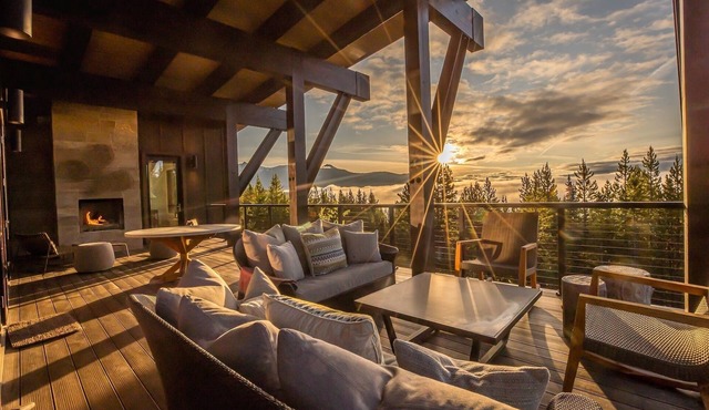 Ski-in/Ski-out Cabin with Hot Tub, Heated Garage, and a Fireplace on the Deck!