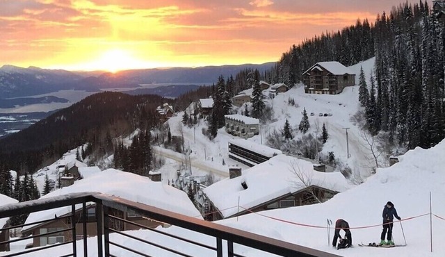 Ski in Ski out chalet with hot tub - Walk to the Village