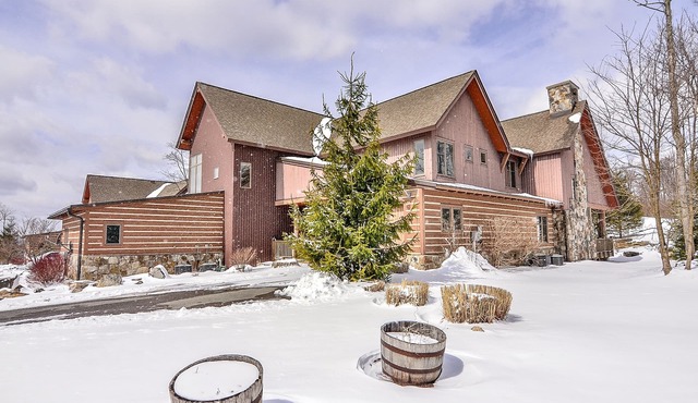 Ski In/Ski Out Chalet w/Hot Tub & Fireplace