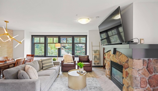 Ski-In/Ski-Out Corner Unit 2BR/2BA Mountain Views & In-Unit Laundry