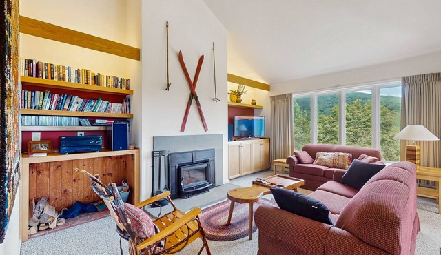 Ski-in/ski-out condo w/balcony, mountain and valley views, pool, fireplace