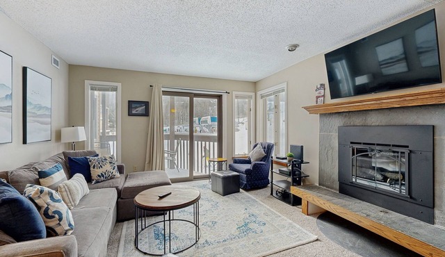 Ski-in/ski-out condo with WiFi, washer/dryer, mountain views & golf nearby