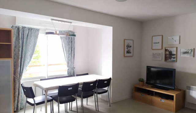 Ski-in/Ski-out: Cozy Apartment for 6 with Mountain Views, Parking & Modern Amenities