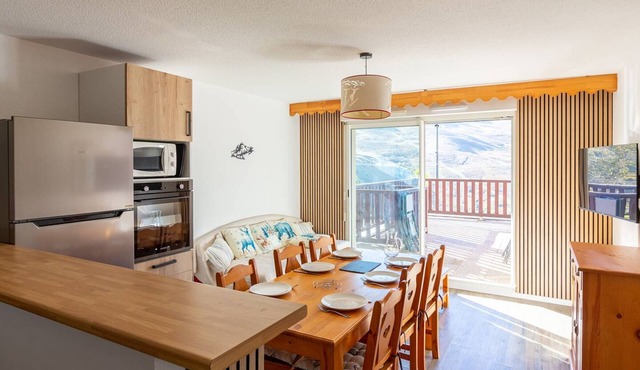 Ski-in/Ski-out: Cozy 8-Person Apartment with Terrace and Free Parking