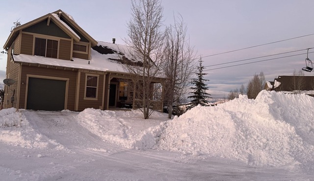 Ski In/Ski Out Enjoy the beautiful mountains and watch the skiers go by!