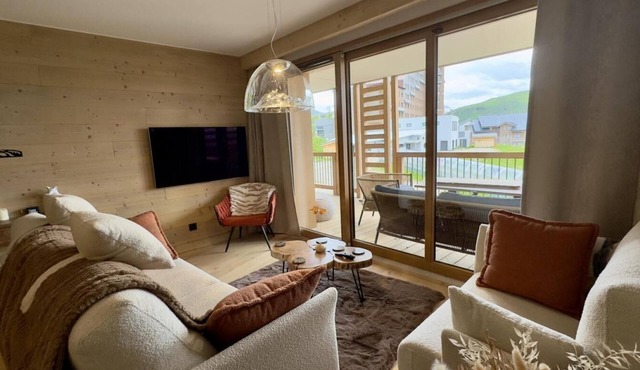 Ski-in/ski-out & foot of the slopes, swimming pool, balcony, parking, tv, ski locker, 60m²