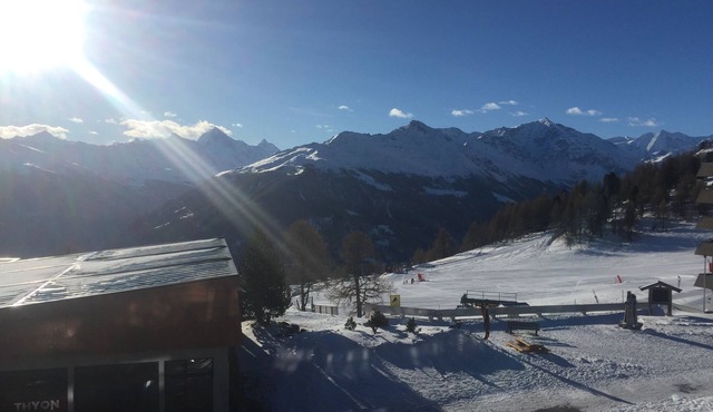 Ski in, ski out, from the bed onto the board. Living right in the ski area at 2000m