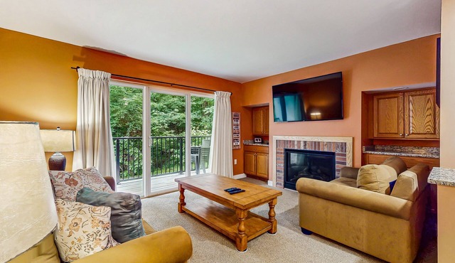 Ski-in/ski-out ground floor condo near slopes, balcony, fireplace, pool, wifi