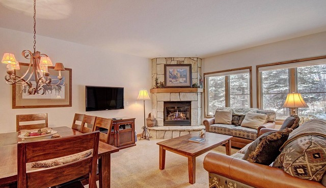 Ski-in/ski-out, Hot tubs and sauna, Fireplace, Sleeps 8!