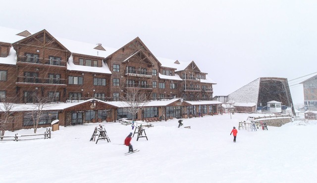 Ski-in/ski-out Jay Peak Resort condo near water park, ice skating, & hiking
