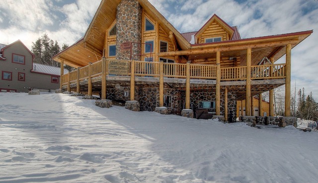 Ski-in/ski-out lodge at Terry Peak with private hot tub, fireplaces & game room