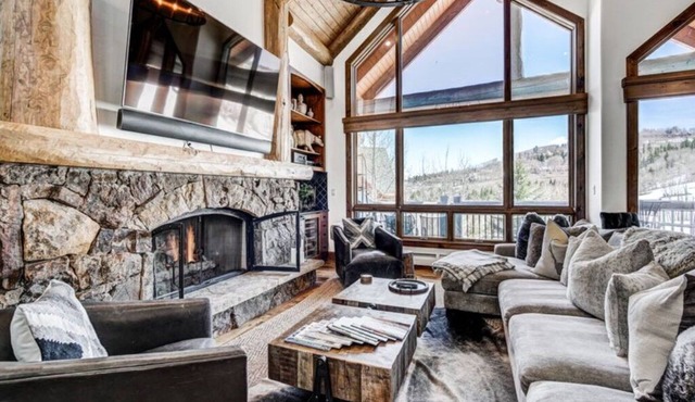 Ski-in/Ski-out Luxe Lofted Condo in Bachelor Gulch