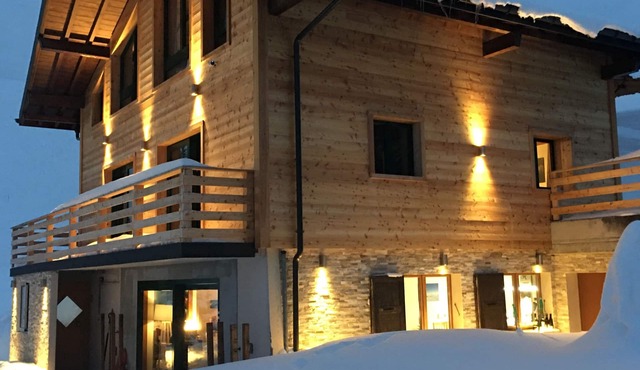 SKI IN/SKI OUT LUXUOUS CHALET OF 240 sq. m., 18 PERSONS