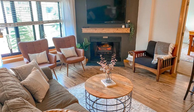 Ski-In Ski-out Luxury Condo with Hot Tub and pools