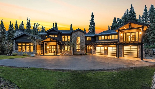 Ski In/Ski Out - Luxury Private 6 Bedroom House - Sleeps 12