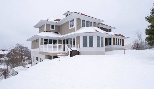 Ski in Ski Out Mountaintop Condo at Crystal Mountain Resort!