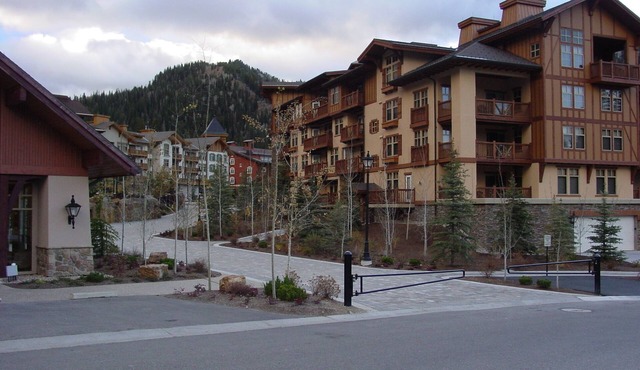 Ski-In/Ski-Out Mountain View Condo with Vaulted Ceilings