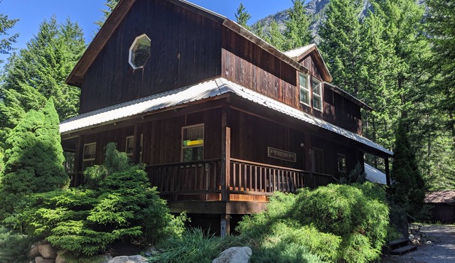 Ski-In Ski-out, near Mazama Store and trail system!