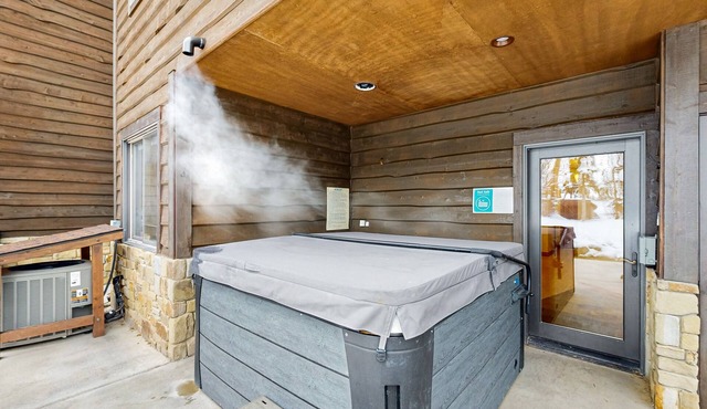 Ski-In/Ski-Out on Big Mountain with Gourmet Kitchen Hot Tub & Amazing Views