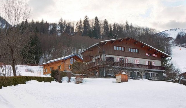 Ski In Ski Out | Sleeps 10 | Superb Location | Budget | Groups Welcome