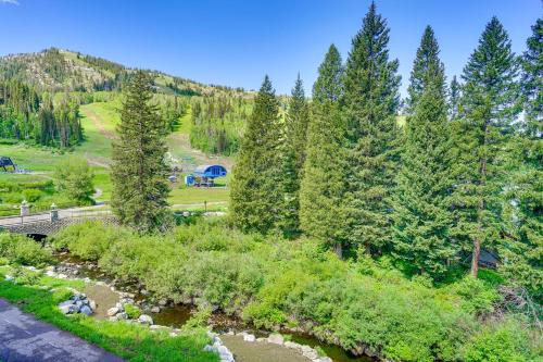 Ski-In/Ski-Out Solitude Condo w/Rooftop Hot Tub!