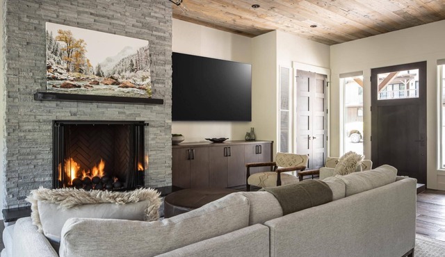 Ski-in/Ski-out Spanish Peaks Cabin with Hot Tub!