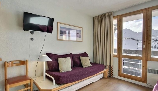 Ski-in/ski-out studio, near shops, sleeps 6