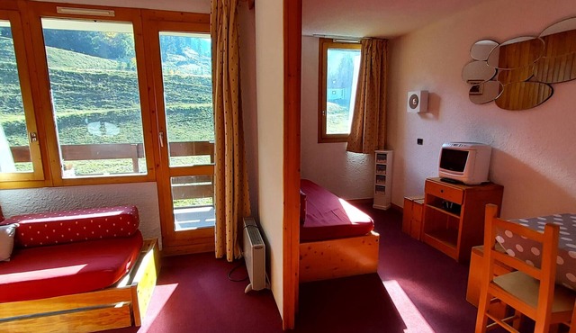 Ski-in/Ski-out Studio with South-Facing Balcony, Near Lifts & Shops