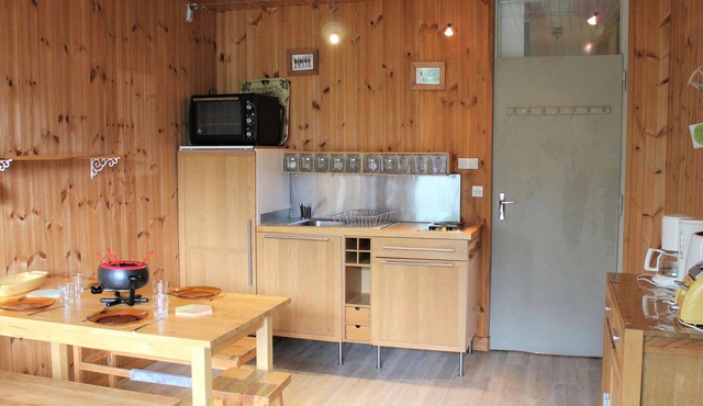 Ski-In/Ski-Out Studio in Vars Les Claux – Sleeps 5, Balcony, Prime Location