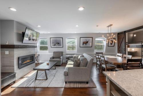 Ski-in/Ski-out, Stunning Top Floor Condo at Park City Base, Professionally Decorated Luxury 5BR