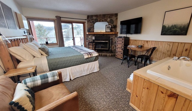 Ski-In/Ski-Out Suite w/Whirlpool, Pool, & Hot Tub on Lutsen Mountain