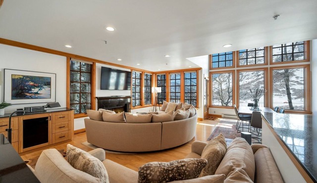 Ski in/Ski Out to Snowbird in Gorgeous Unit with Hot Tub and Beautiful Views
