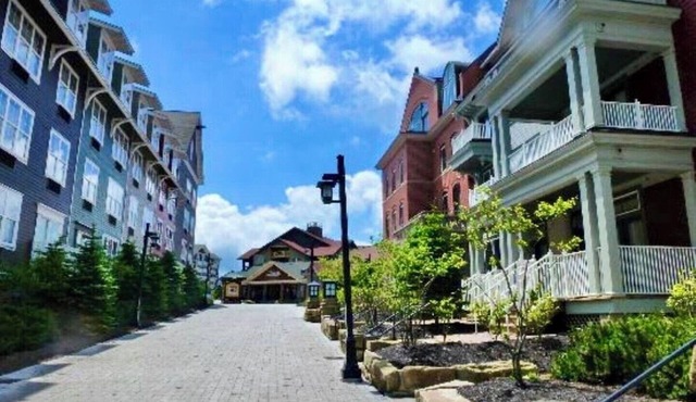 Ski In Ski Out Top Floor Seneca Corner Unit w/Hot Tub Access- Being Renovated