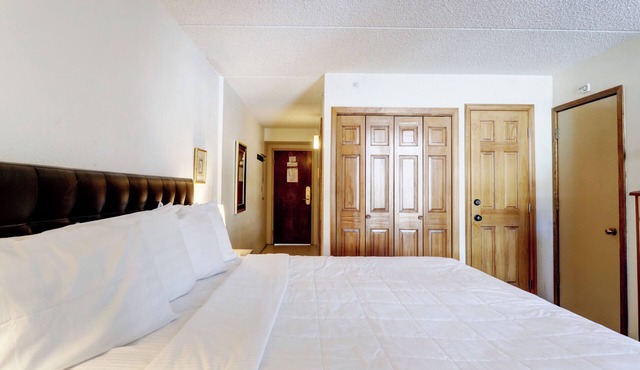 Ski-In/Ski-Out Hotel Room, Steps to American Eagle Chairlift - MP518H