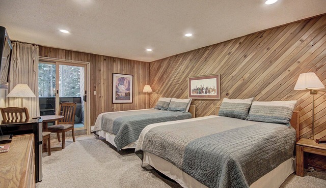 Ski in/Ski Out Hotel Room. CM112H Parking offsite!