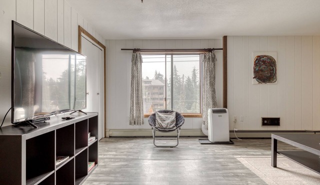 Ski in - ski out Condo w/heated pool, recreational room, Glorious Mt Hood #304