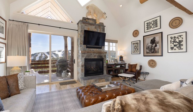 Ski-in/Ski-out w/Private Hot Tub in Moonlight Basin| Saddle Ridge - Mountain Modern Chalet