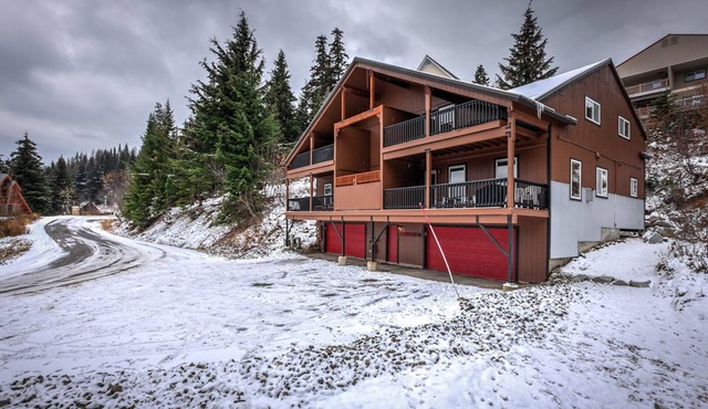Ski in Ski out, well appointed 4 bed, 4 bath, with hot tub and lake views!