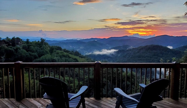 Ski-In Views & Hot Tub⛷️ Black Bear Lodge + 8 mins to Hatley Pointe
