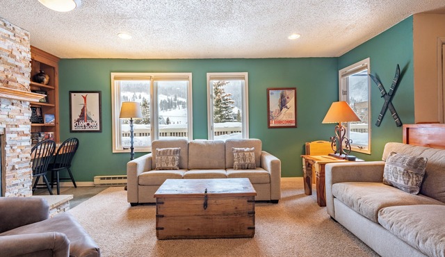 Ski-in/Walk-out condo, free wifi, underground parking.