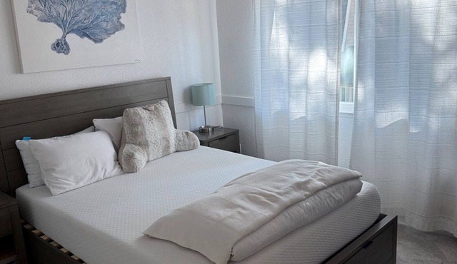 Ski Lease, Cozy Townhome Retreat, Central Location, Fireplace, Rec/TV Room Down