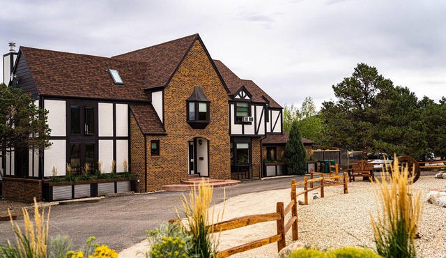Ski Lodge: Ski Rental near Monarch Mountain. Ideal for large groups, bachelor parties, corporate retreats