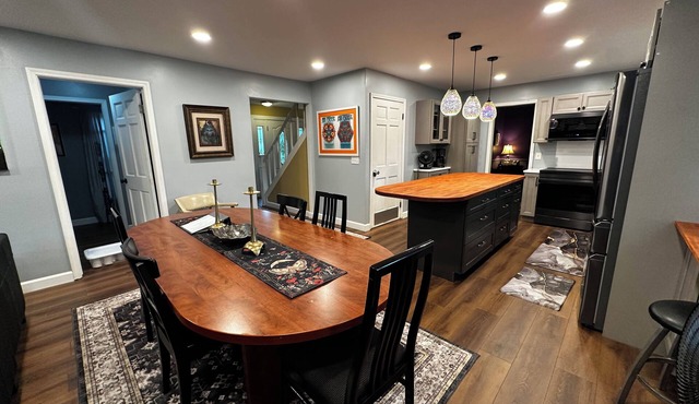 Ski Mt. Brighton! ~Rock n Roll House ~ Spacious! Hot Tub! Sleeps 12