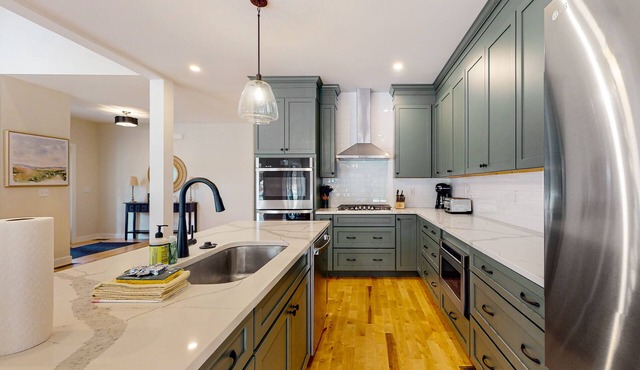 Ski & mtn-view townhouse with grill, pools, tennis, shuttle, fireplace, & gym