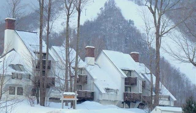 ☆ SKI ON/OFF! ☆ Luxe 2BR+ Trailside! Steam Shower, hot tub, pool, gym +more