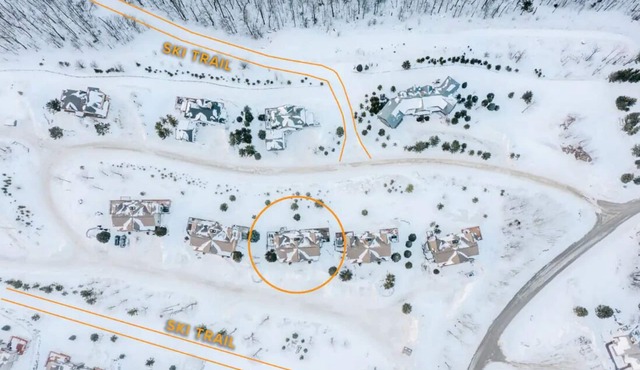 Ski-on Ski-off w Private Hot Tub & Sauna!