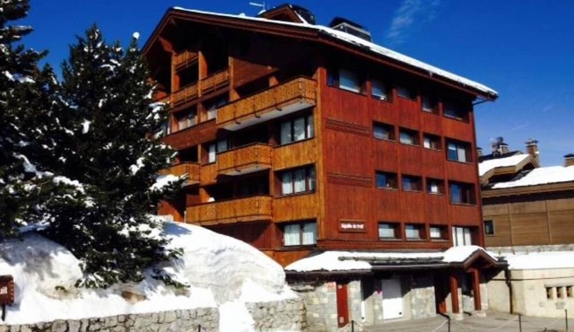 Ski on your feet. On Bellecôte, height of the Alpine Garden. Couffe 1850