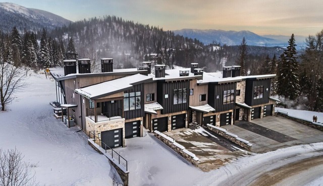 Ski Out on Whitefish Mountain 3BD 4BA Sleeps 14+ Unbeatable SKI Location