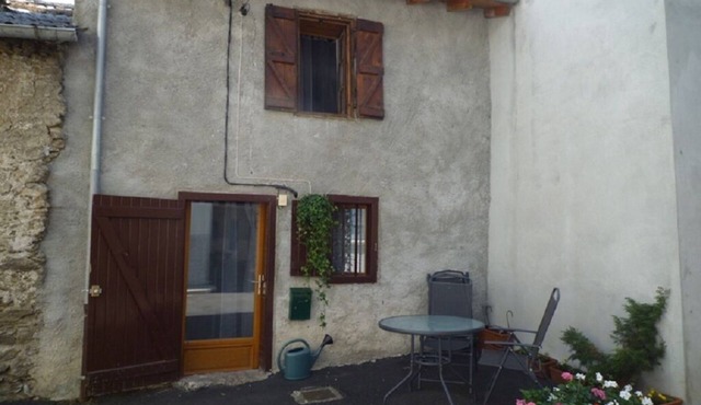 SKI/RAQUETTES-Small village house